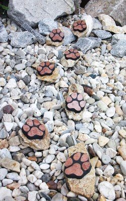 Mosaike für Garten: Mosaikkunst: Hundepfoten mittel rotbraun